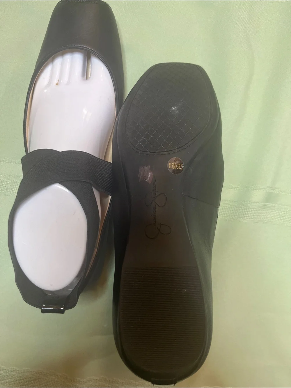 Jessica Simpson sleek black
